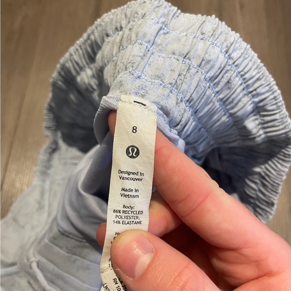 Lululemon hotty hots, 2.5” high rise blue splatter rare shorts, size 8 - Picture 4 of 4